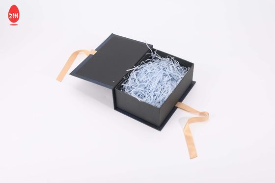 Scatola pieghevole magnetica di lusso Logo Hard Rigid su ordinazione del regalo della maniglia del nastro