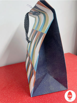 L'imballaggio del regalo dell'arco del boutique insacca la maniglia tagliata di lusso del sacco di carta di Candy